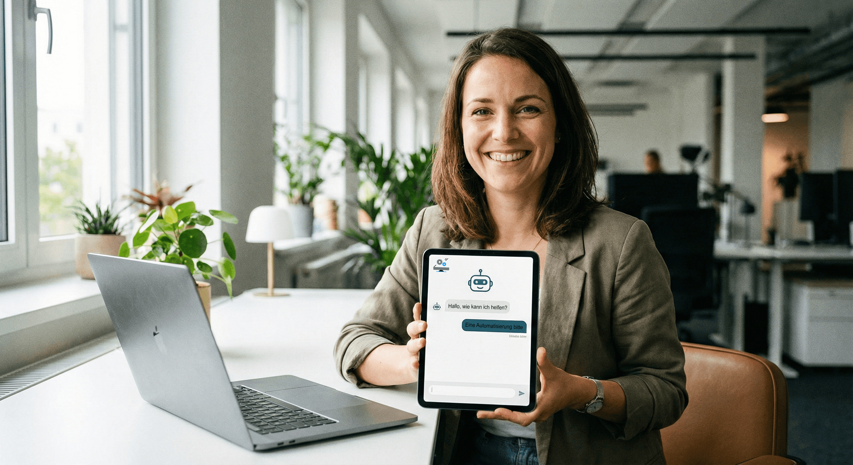 Zufriedene Kundin mit automatisierter Lösung