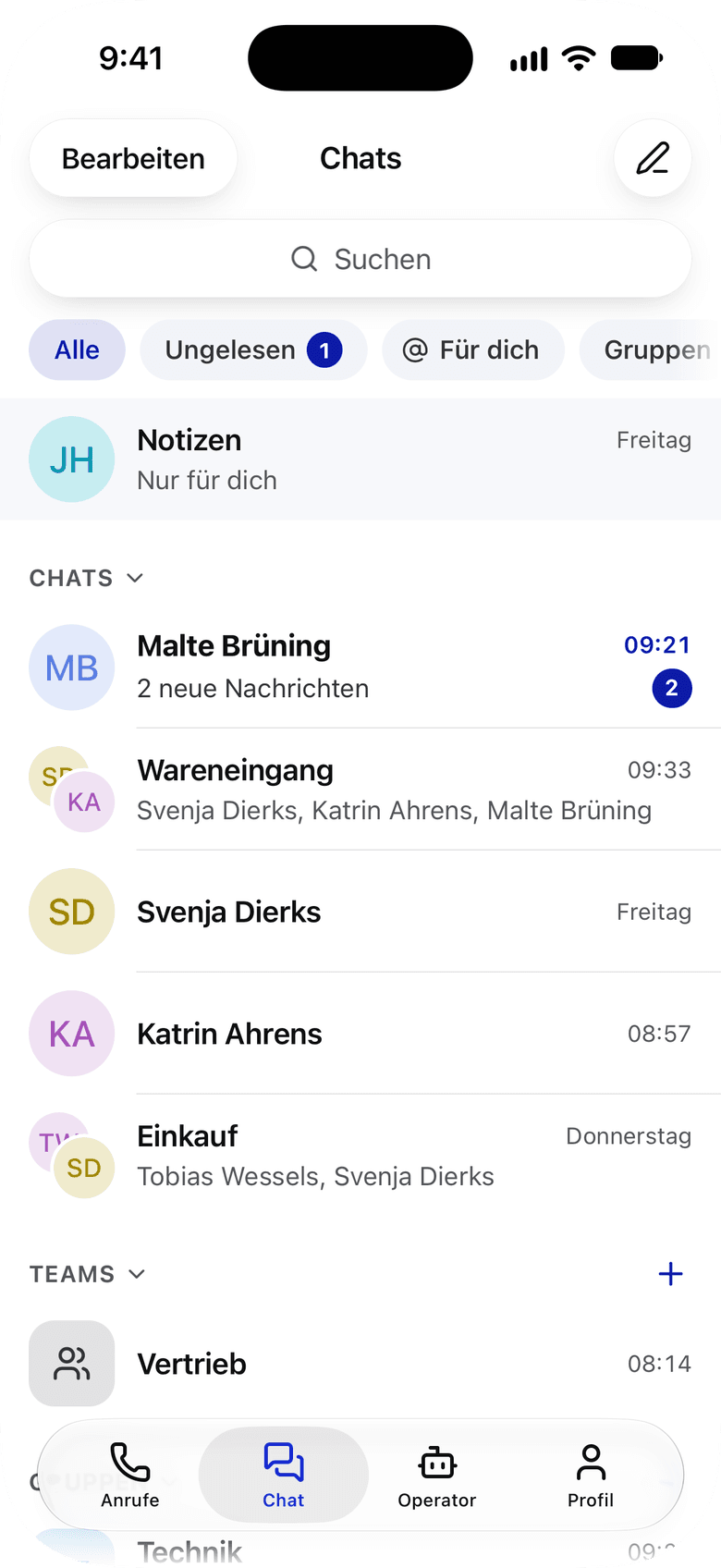 Die App KronChat auf dem iPhone: die Chatliste mit Notizen, Einzelchats, der Gruppe Wareneingang und dem Team Vertrieb, unten die Leiste in Liquid Glass mit Anrufe, Chat, Operator und Profil. Namen sind erfunden.