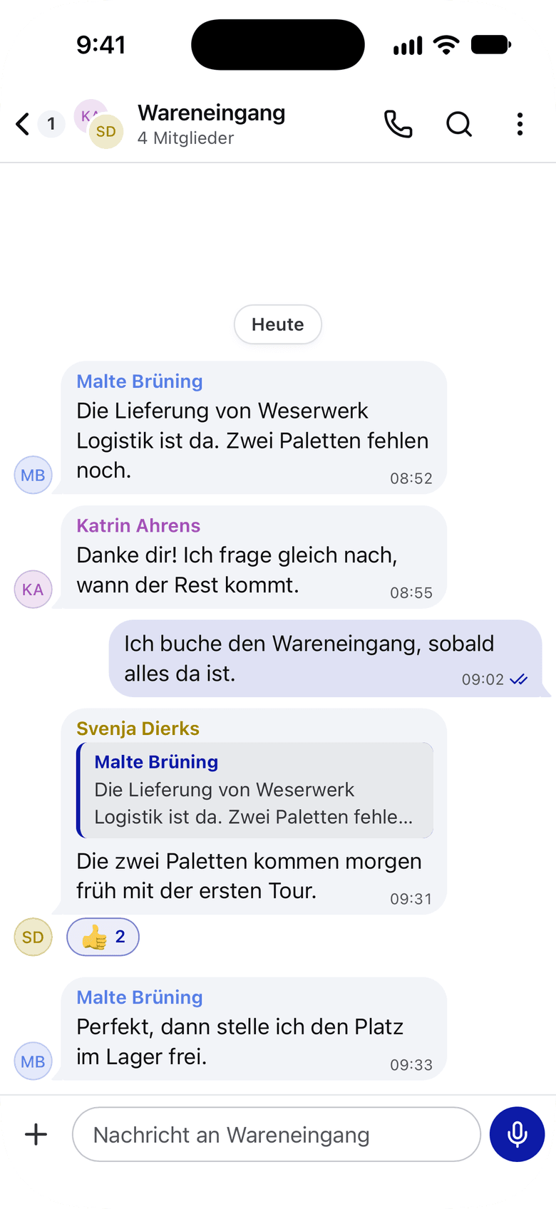 Ein Gespräch in der App KronChat auf dem iPhone: die Gruppe Wareneingang mit einer Antwort mit Zitat, einer Reaktion und zwei Haken an der eigenen Nachricht. Namen sind erfunden.