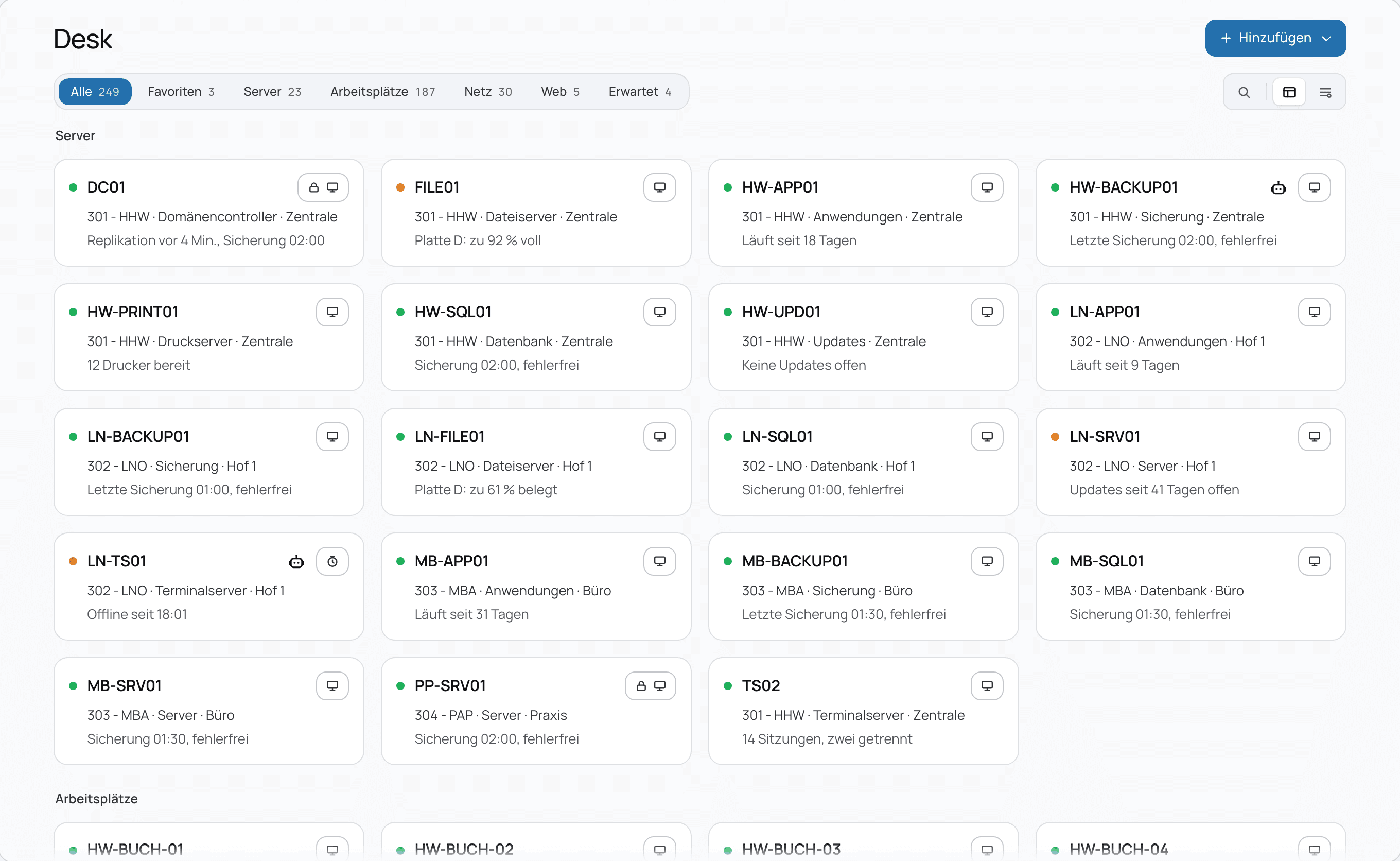 Die Geräte in KronDesk: die Server dreier Kunden als Karten mit Rolle, Ort und Zustand, darüber Filter für Server, Arbeitsplätze, Netz und Web. Namen sind erfunden.