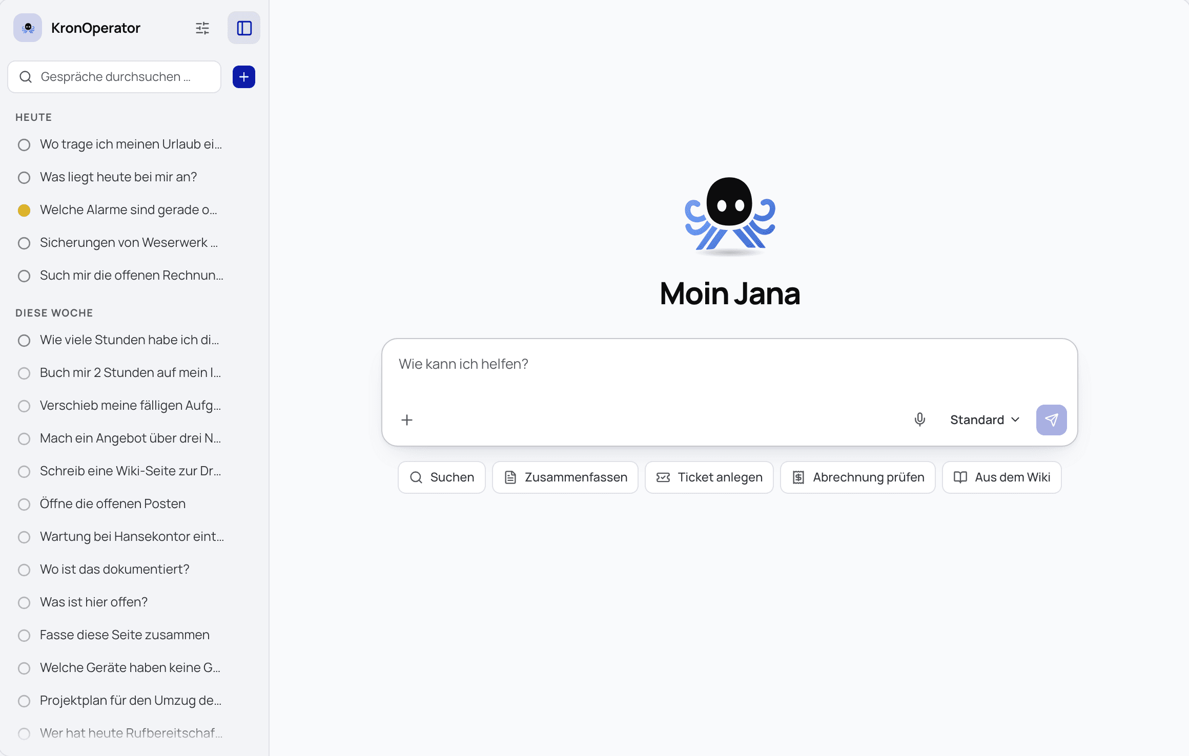 Die Seite von KronOperator in KronAdmin, helles Thema: links die Gespräche mit Fragen wie „Wo trage ich meinen Urlaub ein?“, in der Mitte die Figur, der Gruß Moin Jana und das Feld „Wie kann ich helfen?“ mit der Wahl Standard. Namen sind erfunden.