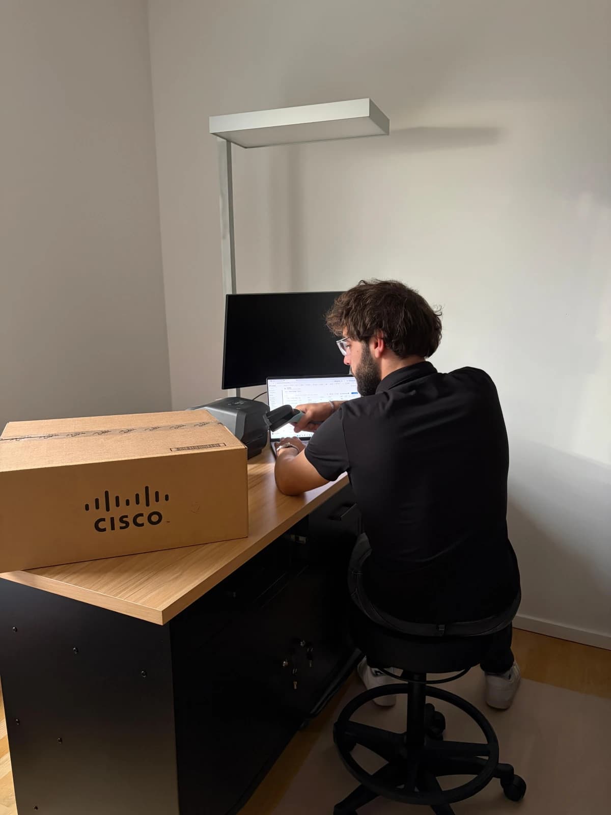 Léon von KronSolutions bei der Arbeit