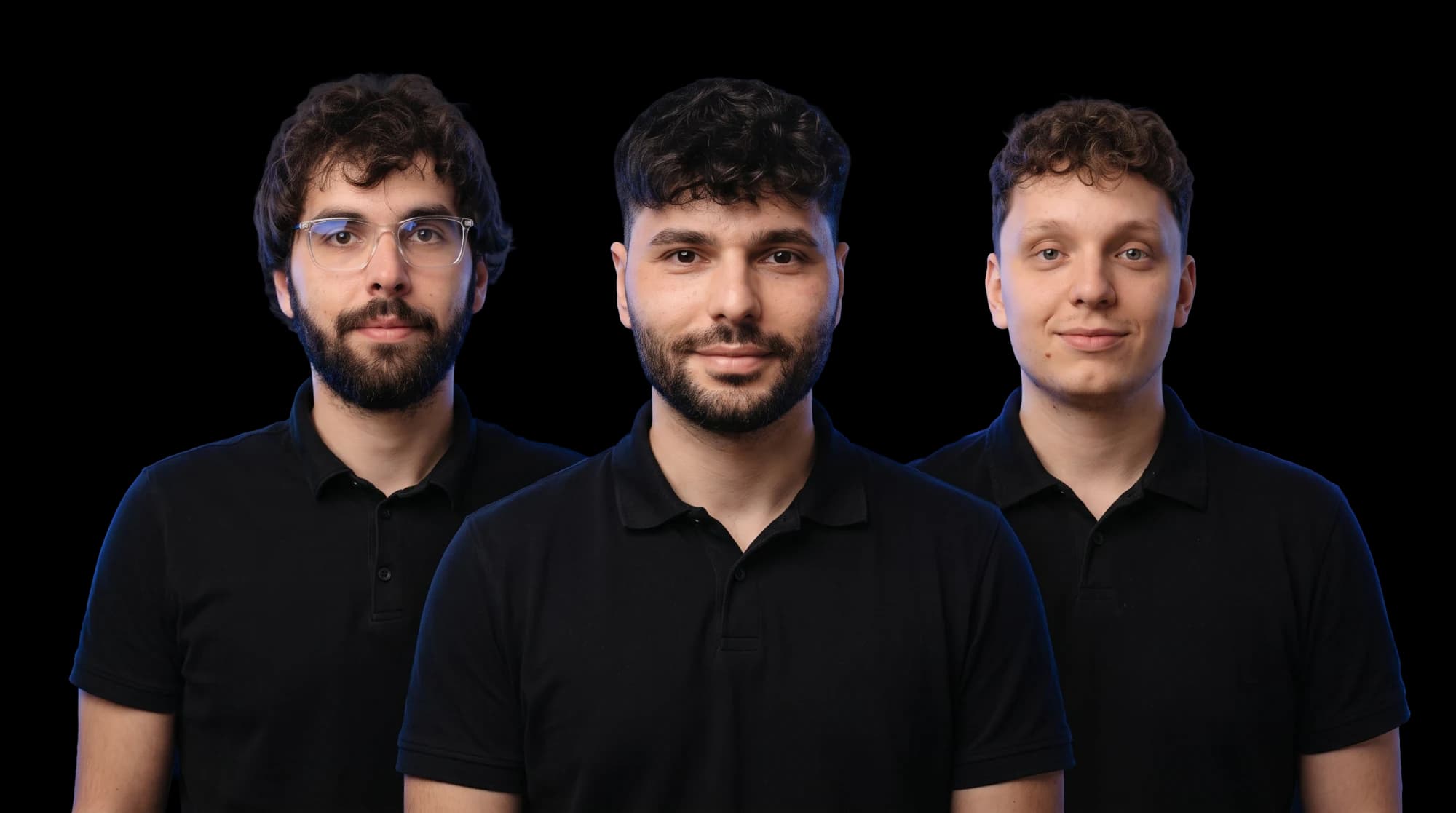 Drei Mitarbeiter von KronSolutions in schwarzen Poloshirts