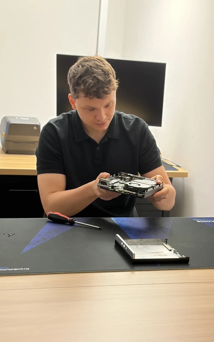 Max von KronSolutions bei der Arbeit